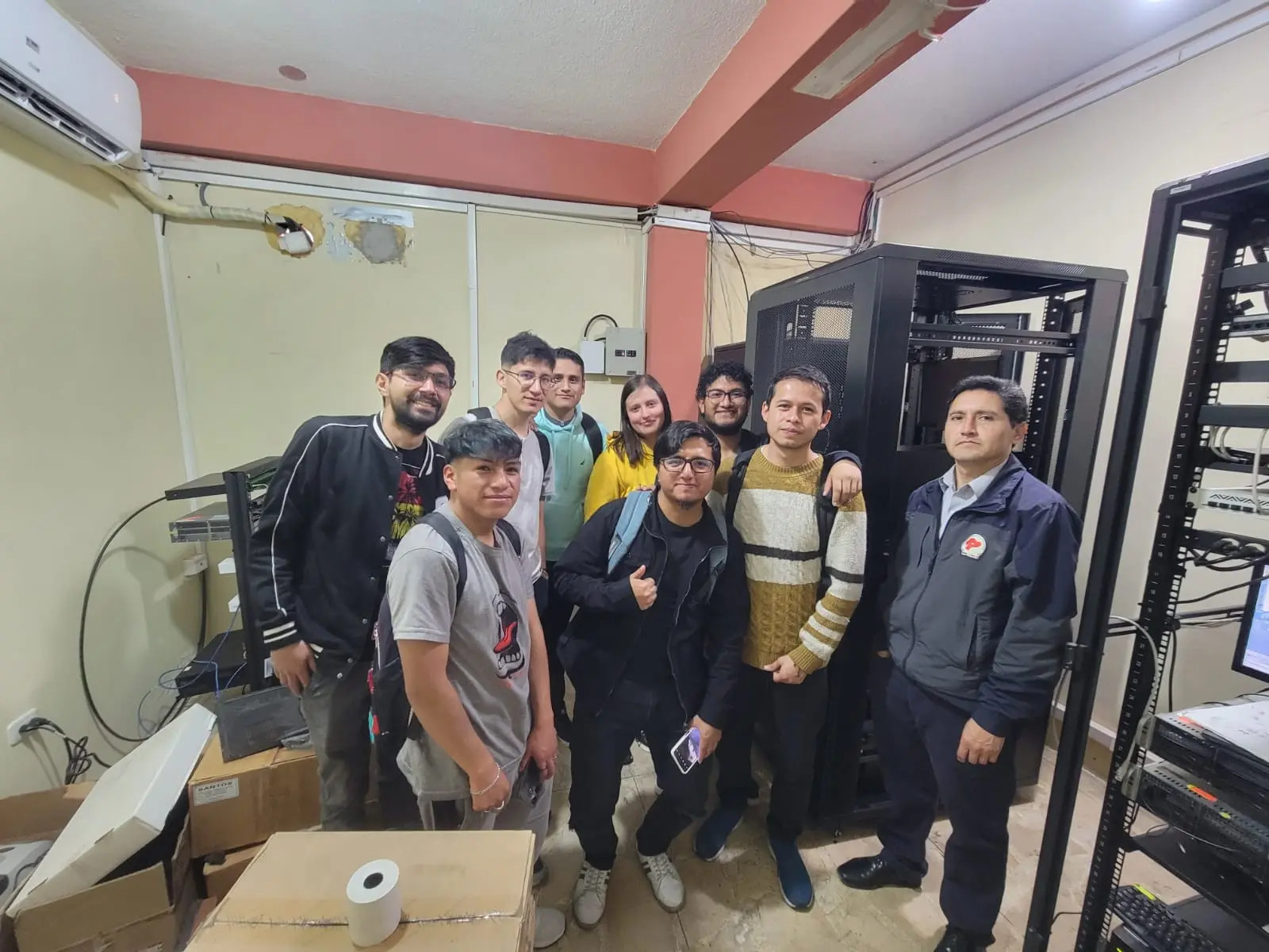 Equipo de desarrollo trabajando en proyecto