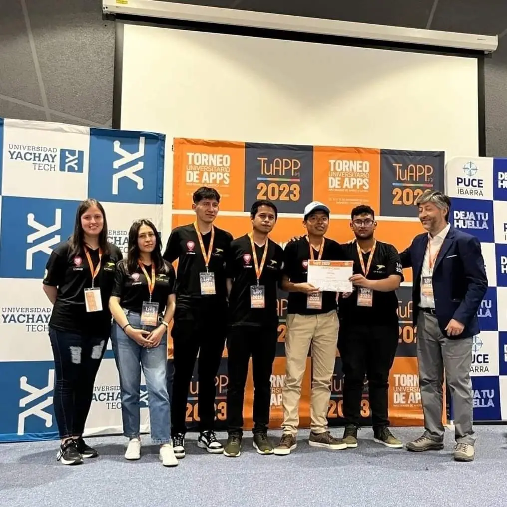 Recibiendo premio a la innovación tecnológica